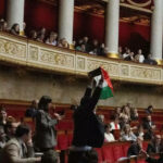 Franzoesischer Abgeordneter suspendiert weil er waehrend einer Parlamentsdebatte die palaestinensische