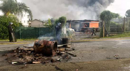 In Neukaledonien wird eine Ausgangssperre verhaengt nachdem Unruhen das franzoesische