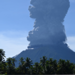 Indonesiens Berg Ibu bricht erneut aus und spuckt inmitten von