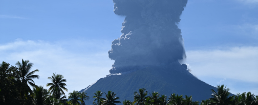 Indonesiens Berg Ibu bricht erneut aus und spuckt inmitten von