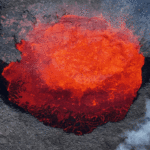 Island Vulkan bricht zum fuenften Mal aus und spuckt rote