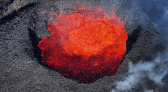 Island Vulkan bricht zum fuenften Mal aus und spuckt rote
