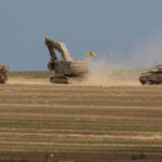 Israelische Panzer dringen in Rafah im Gazastreifen vor waehrend vertriebene