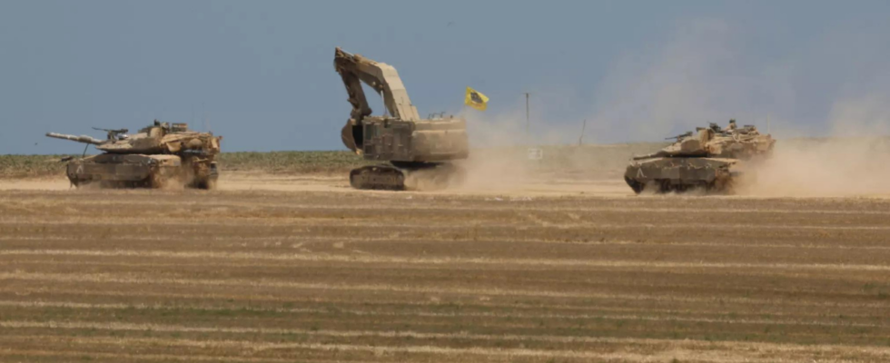 Israelische Panzer dringen in Rafah im Gazastreifen vor waehrend vertriebene