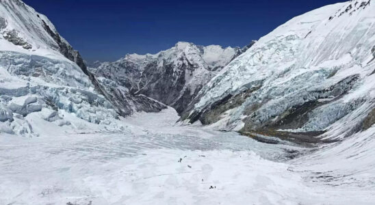 Kenianischer Bergsteiger stirbt am Everest nepalesischer Fuehrer vermisst