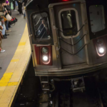 Mann wirft brennende Fluessigkeit in New Yorker U Bahn und verbrennt
