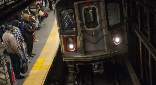 Mann wirft brennende Fluessigkeit in New Yorker U Bahn und verbrennt