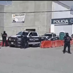 Mexikanische Polizisten finden Zelte und befragen Menschen im Fall von