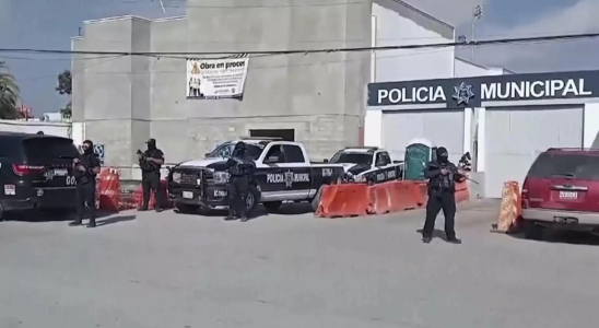 Mexikanische Polizisten finden Zelte und befragen Menschen im Fall von