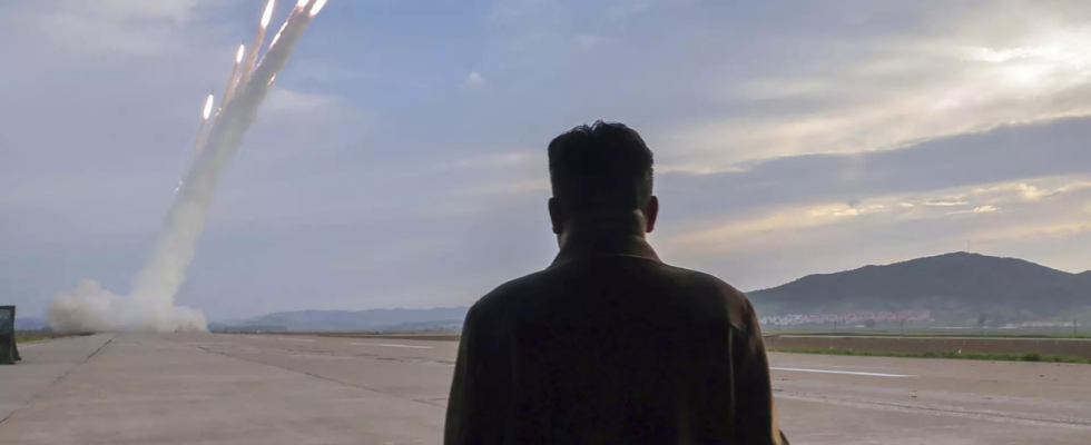 Nordkoreas Kim beaufsichtigt Schiessuebungen zur Simulation praeventiver Angriffe auf Suedkorea