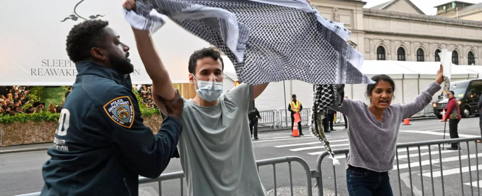 Pro palaestinensische Demonstranten geraten waehrend der Met Gala aneinander und zerstoeren Denkmaeler