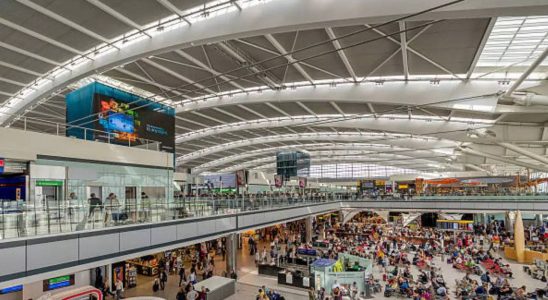 Reisende sassen fest als es auf britischen Flughaefen zu weit