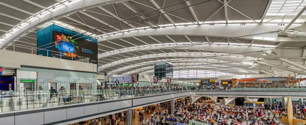 Reisende sassen fest als es auf britischen Flughaefen zu weit