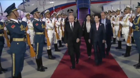 SEHEN SIE AN wie Putin zu Gespraechen mit Xi in