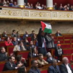 Sitzung des franzoesischen Parlaments unterbrochen als Abgeordneter die palaestinensische Flagge