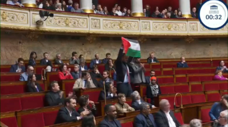 Sitzung des franzoesischen Parlaments unterbrochen als Abgeordneter die palaestinensische Flagge