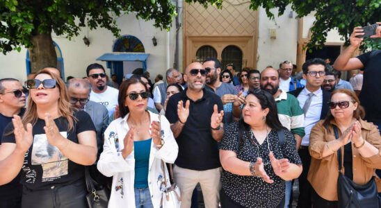Tunesien verurteilt zwei Journalisten zu einem Jahr Gefaengnis