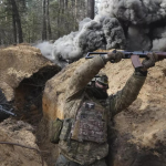Ueber 1700 Menschen evakuiert waehrend Russland die Bodenoffensive im ukrainischen