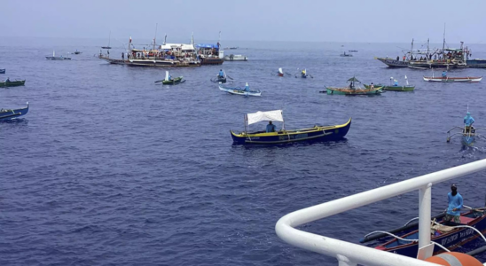 Ungefaehr 100 philippinische Aktivisten und Fischer segeln auf Holzbooten zum