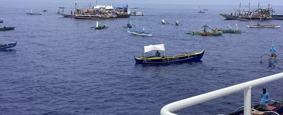 Ungefaehr 100 philippinische Aktivisten und Fischer segeln auf Holzbooten zum