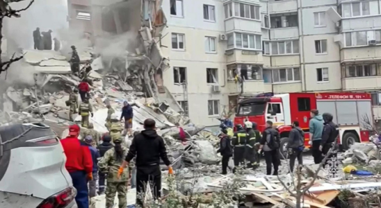 Wohnhaus stuerzt in russischer Grenzstadt nach Beschuss teilweise ein mehrere