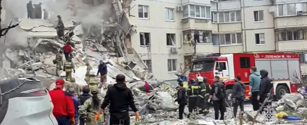 Wohnhaus stuerzt in russischer Grenzstadt nach Beschuss teilweise ein mehrere