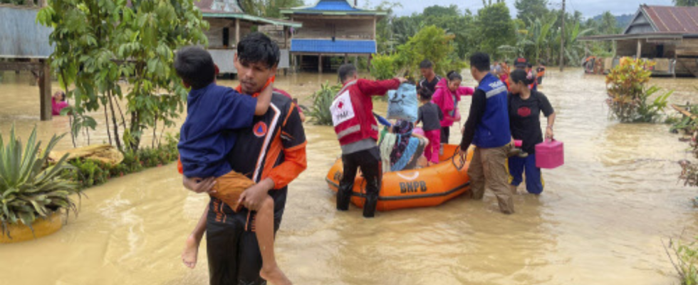 Zerstoerte Haeuser beschaedigte Strassen bei Ueberschwemmungen in Indonesien Erdrutsche mindestens