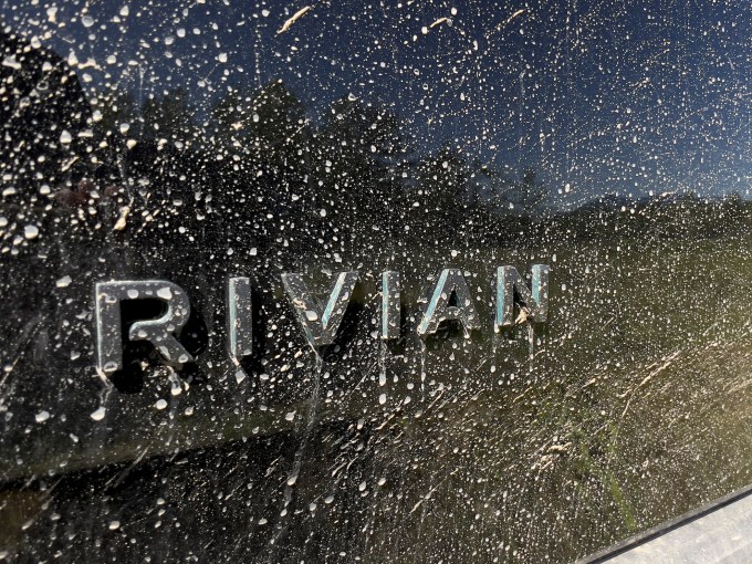 Rivian-Next-Gen-R1-Logo-Schlamm