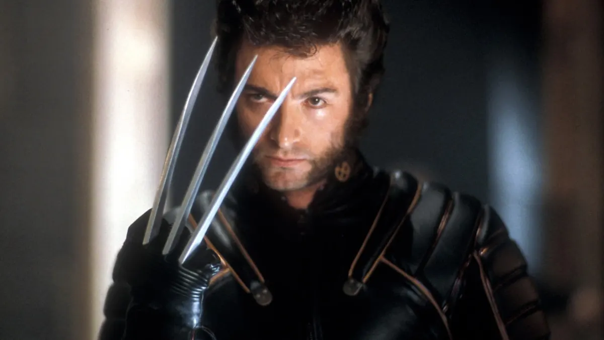 Wolverine mit ausgefahrenen Krallen in X-Men. Dieses Bild ist Teil eines Artikels über alle Wolverine-Filme, vom schlechtesten bis zum besten bewertet.