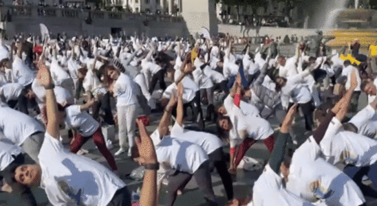 Ansehen Ueber 700 Menschen machen Yoga auf dem Londoner Trafalgar