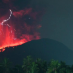 Ausbruch des indonesischen Vulkans Ibu Katastrophenschutz warnt vor moeglichen Ueberschwemmungen