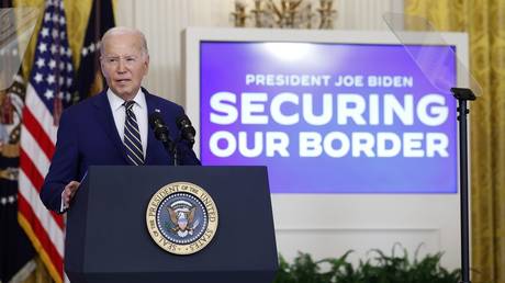 Biden orientiert sich bei der Eindaemmung der Migration an Trumps