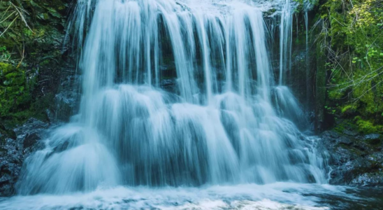 Chinas hoechster Wasserfall erhaelt kaum Hilfe von Rohren