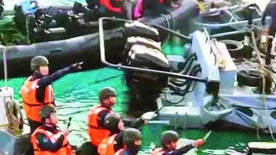 Chinesische Seeleute schwingen Messer und Aexte bei umstrittenem Seegefecht mit
