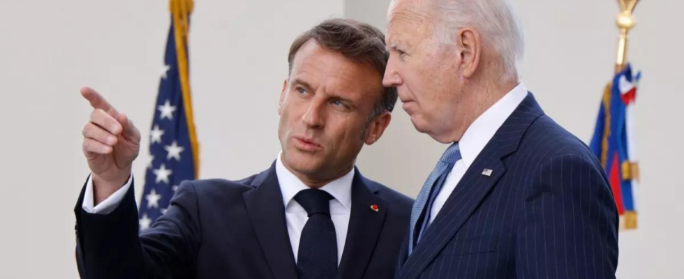 Der franzoesische Praesident Macron empfaengt Joe Biden waehrend die beiden