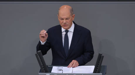 Deutsche Bundeskanzlerin will kriminelle Migranten abschieben — RT Weltnachrichten