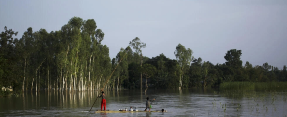 Erdrutsche toeten neun Menschen waehrend Regenfaelle Bangladesch treffen