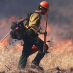 Feuerwehrleute in Kalifornien kommen nach heissem windigem Wochenende im Kampf