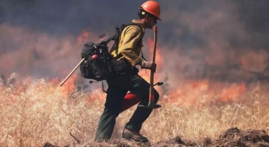Feuerwehrleute in Kalifornien kommen nach heissem windigem Wochenende im Kampf