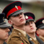 Grossbritannien verschiebt neue Armee Muetzenabzeichen aus Angst vor Spionage aus China
