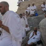 Hoehepunkt des Hadsch Muslimische Pilger beten auf dem Berg Arafat
