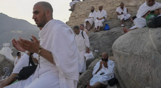 Hoehepunkt des Hadsch Muslimische Pilger beten auf dem Berg Arafat