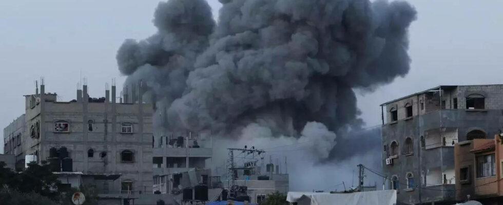 Israelische Streitkraefte greifen Zentral und Sued Gaza an erneuter Waffenstillstandsversuch in