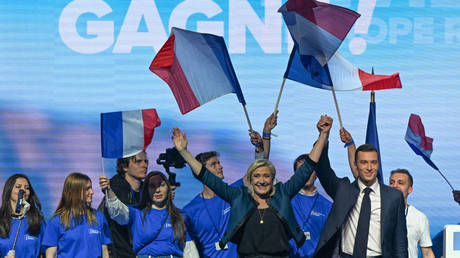 Le Pen „bereit die Macht auszuueben nachdem Macrons Partei eine