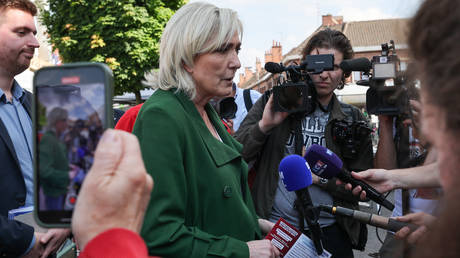 Le Pens Partei stellt neuen Popularitaetsrekord auf — RT Weltnachrichten