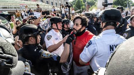 Pro palaestinensische Demonstranten brechen ins Brooklyn Museum ein VIDEOS — World