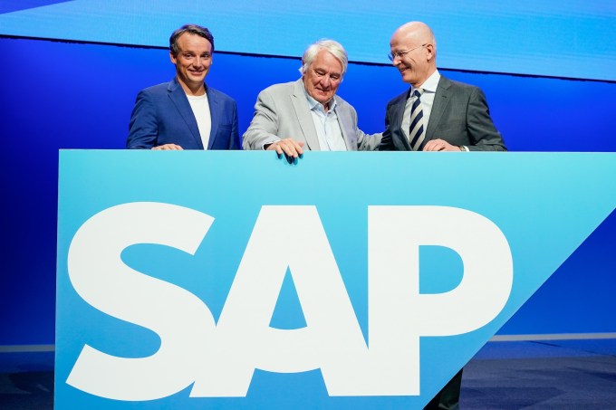 Hasso Plattner (M), ehemaliger Vorstandsvorsitzender von SAP, CEO Christian Klein (L) und Vorstandsvorsitzender Pekka Ala-Pietilä