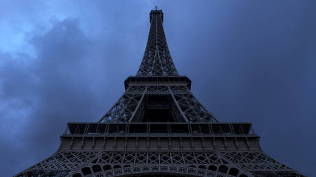 Saerge „franzoesischer Soldaten in der Ukraine am Eiffelturm zurueckgelassen FOTO