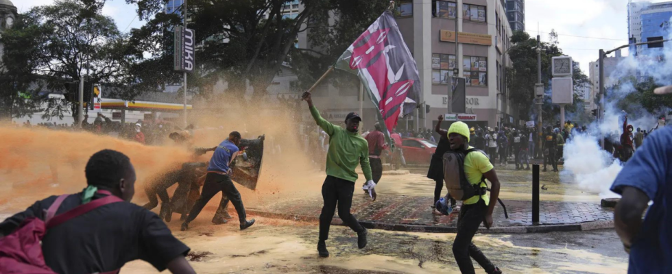 Steuergegner stuermen Kenias Parlament und geraten unter Beschuss der Polizei