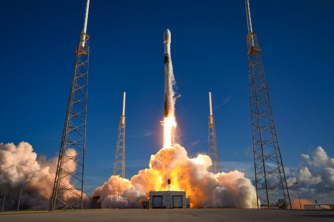 SpaceX Falcon 9-Rakete startet südkoreanischen Mondorbiter Danuri